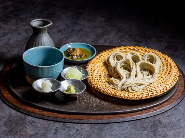 Enjoy mature stylishness with the classic snacks of a soba restaurant and try the blessings of Shinshu