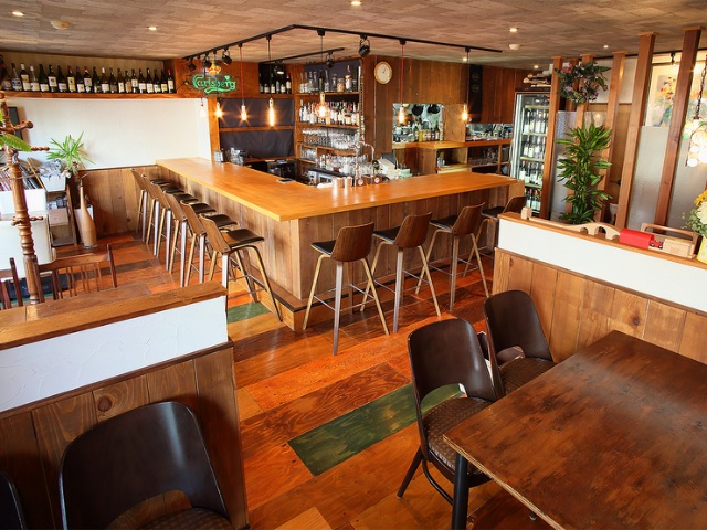 在木質風格的空間享用各種以西餐為基礎的料理 