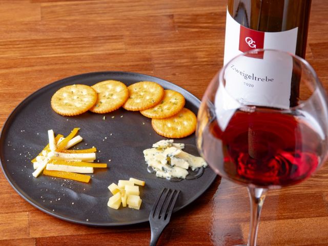 A comfortable space perfect for adult dates, featuring the flavors of Hokkaido and wine.