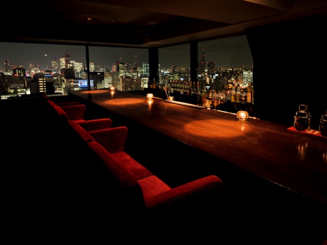 為二人時光增添華麗色彩的夜景和雞尾酒，令人沉醉 