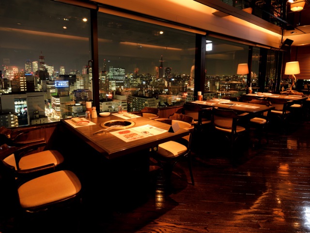 一邊欣賞佔滿玻璃窗的夜景，一邊享用高品質烤肉 