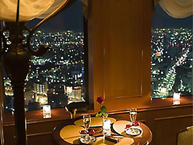 氛圍極佳的飯店Lounge，亦備有保證坐到靠窗座位的方案 