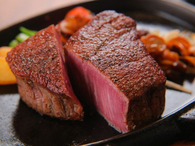 Savoring the charms of Oita Wagyu with sirloin steak and wine.