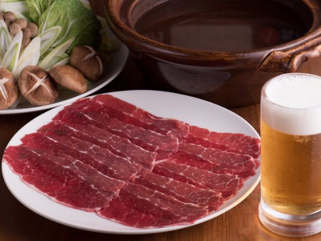 맛있는 말고기와 수제 요리가 있는 캐주얼한 대중 주점.