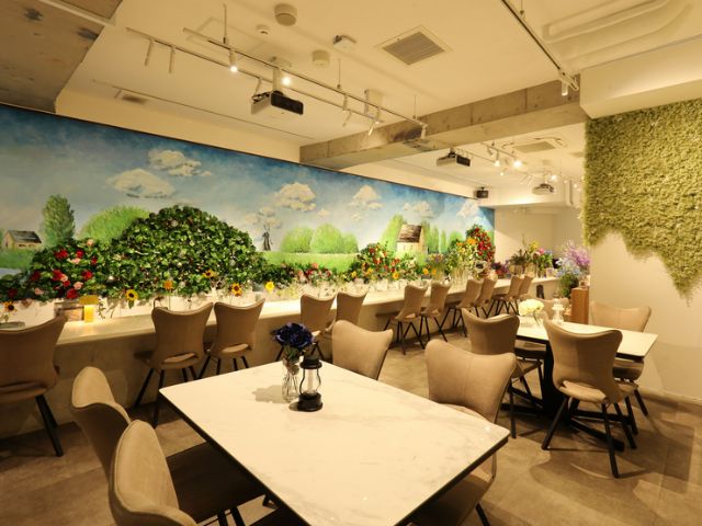 A vibrant world where seasonal flowers and cuisine welcome you with their colors.