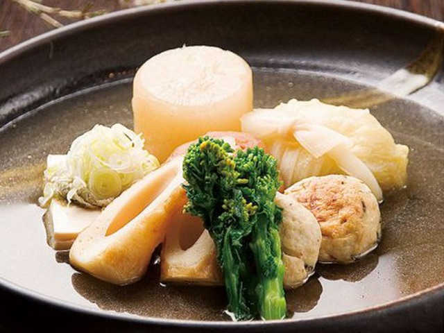 Enjoy grilled chicken and various cuisine prepared by an artisan with skilled techniques