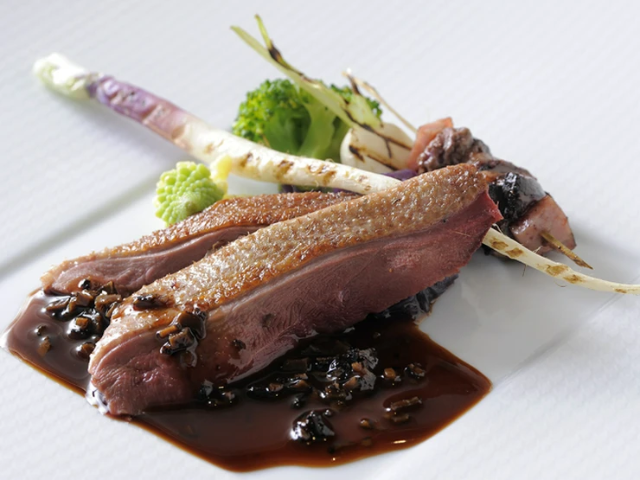 A long-standing Grand Maison which delivers seasonal and traditional cuisine