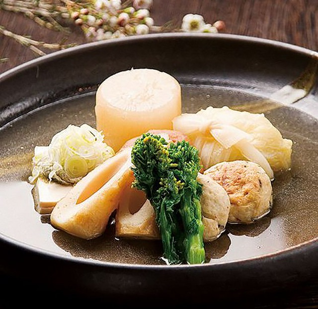 可享用廚藝精湛的師傅帶來的烤雞肉串和各種料理