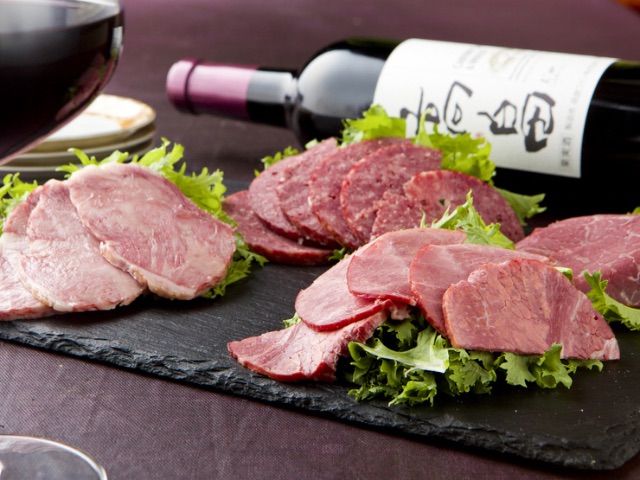山形縣產牛肉及牛肉火腿、葡萄酒等當地產品豐富的牛肉專門店 