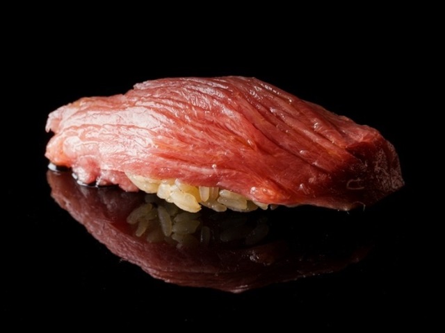 在欣賞店主高超技藝的同時,一邊享用極致幸福的美味