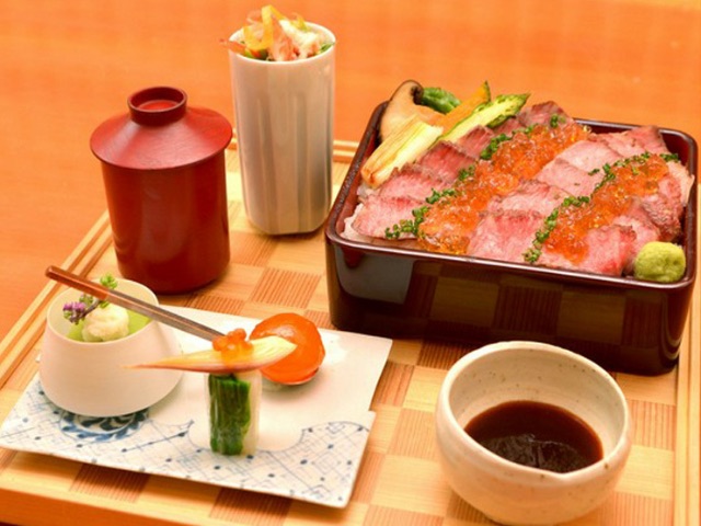 Enjoy delicate Japanese cuisine in a space designed by the famed architect Mr. Kengo Kuma
