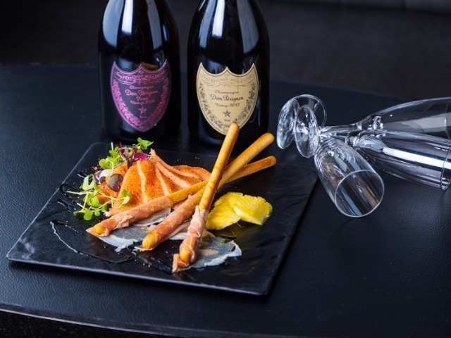 5 restaurants where guests can enjoy a comfortable time with friends until late at night without worrying about the time / Tokyo