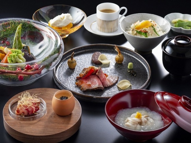 在現代風格的氛圍中，享用精緻美食的饗宴 