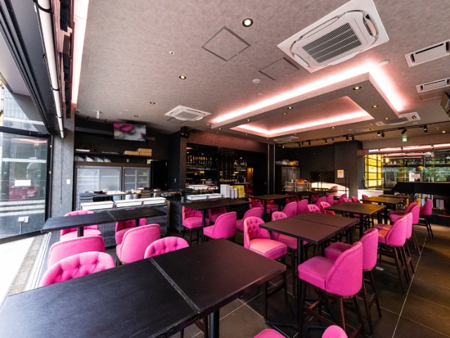 在色彩鮮豔的店內，到深夜都能享用正宗西餐和甜點 