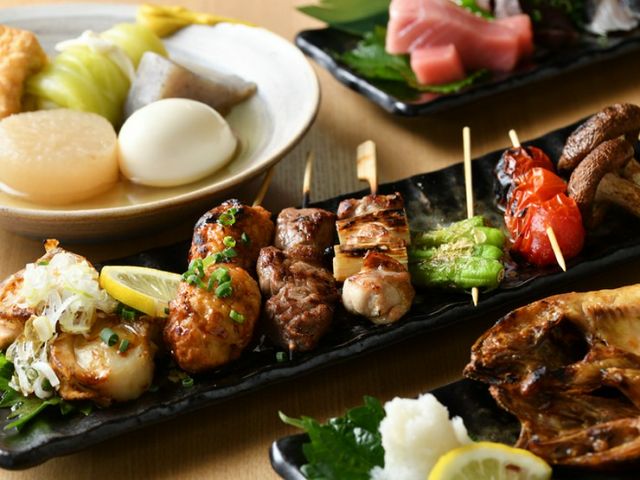 種類繁多的炉端烤和關西風味的關東煮是招牌菜單。