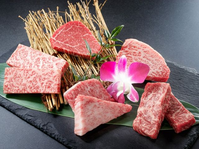Indulge in the true pleasure of yakiniku in a completely private luxurious space.