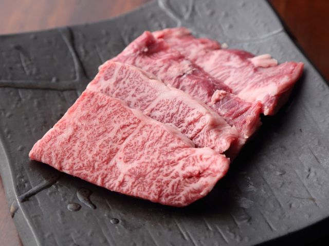 Attention on the style of irori-grilled dishes, cooked using Binchotan charcoal.