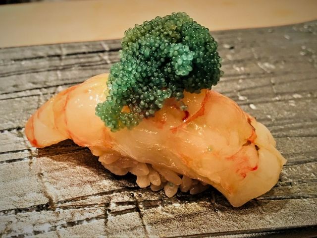 以江戶前壽司為基礎的技巧，將北海道食材發揮到極致的蝦夷前壽司。