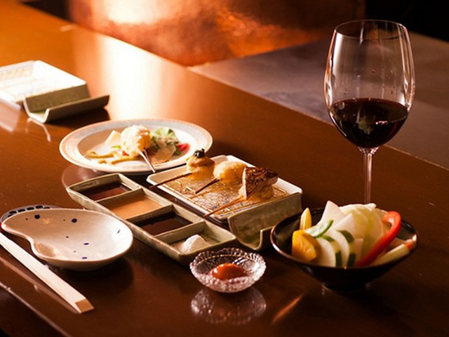 在北新地這塊成年人的娛樂街區中，享用上等炸串美味 