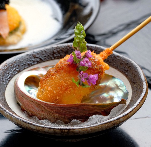 在時尚空間中品嘗由豐盛食材製成的特色炸串 