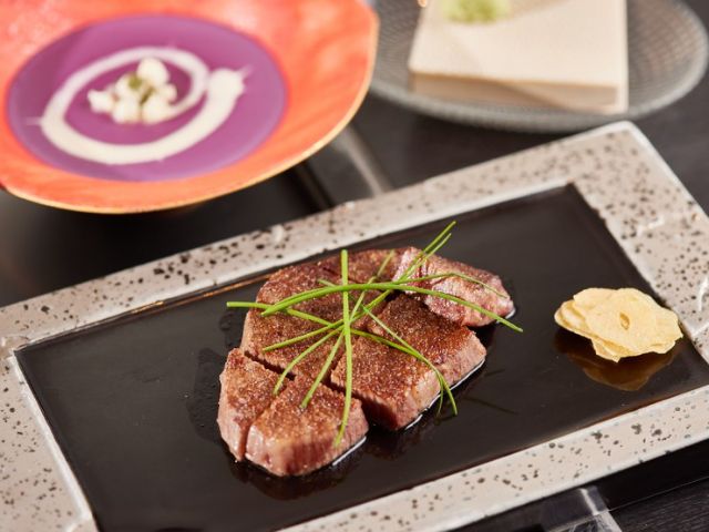 在華麗的鐵板燒中品嚐沖繩特產的石垣牛和海鮮。