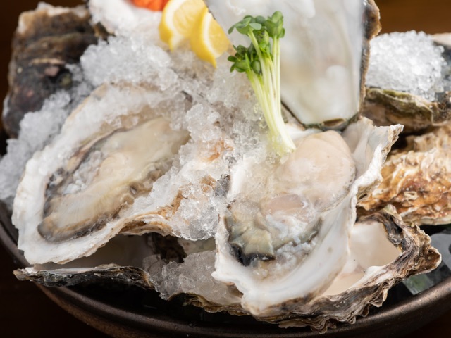 選用從全國各地配送的當日新鮮牡蠣，品味不同牡蠣的各色風味！ 