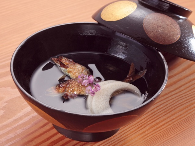 品嘗模仿茶懷石風格的「主廚精選」料理，享受時令風味 