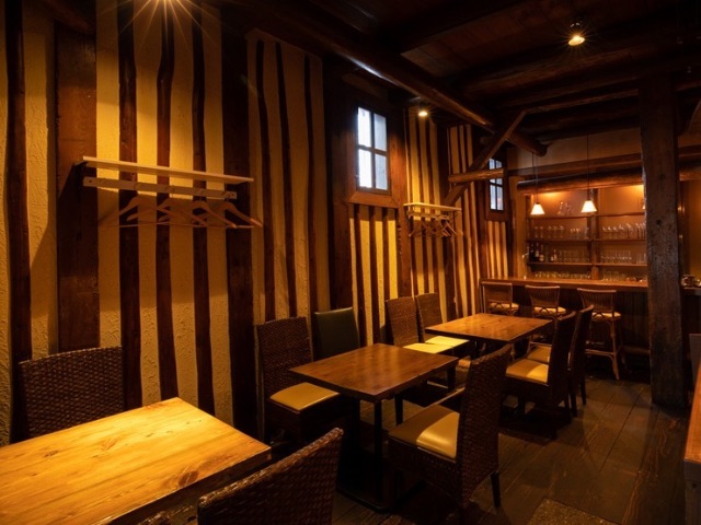 在閒適愜意的倉庫中享用正宗義大利美食與葡萄酒 