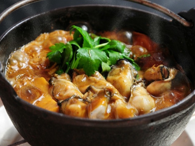 美麗的河邊風光一覽無餘,選址風情十足的老字號餐廳