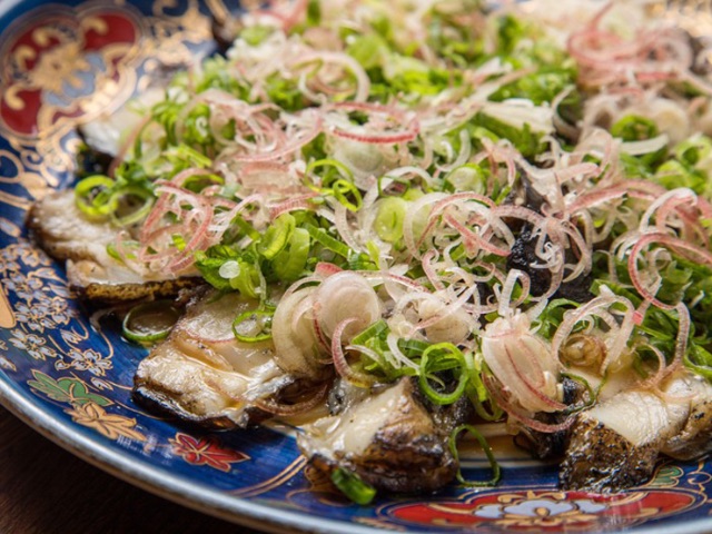 A restaurant that lets guests enjoy rich Kochi ingredients cooked with straw fire