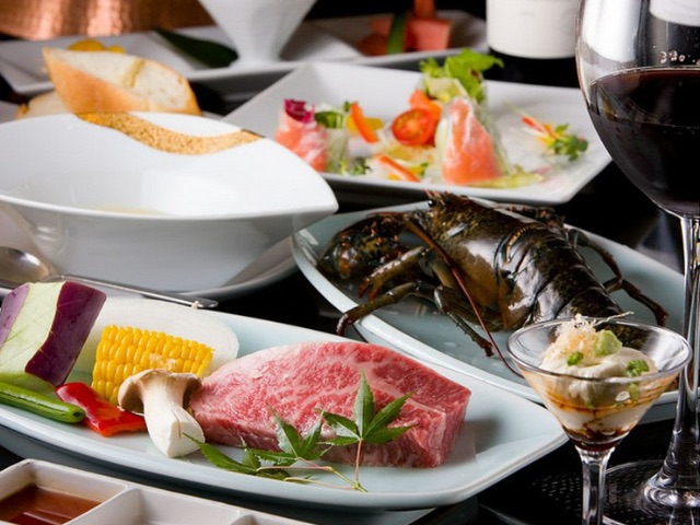 使用嚴選優質食材製作鐵板燒料理，配以精彩絕倫的表演一同呈現 