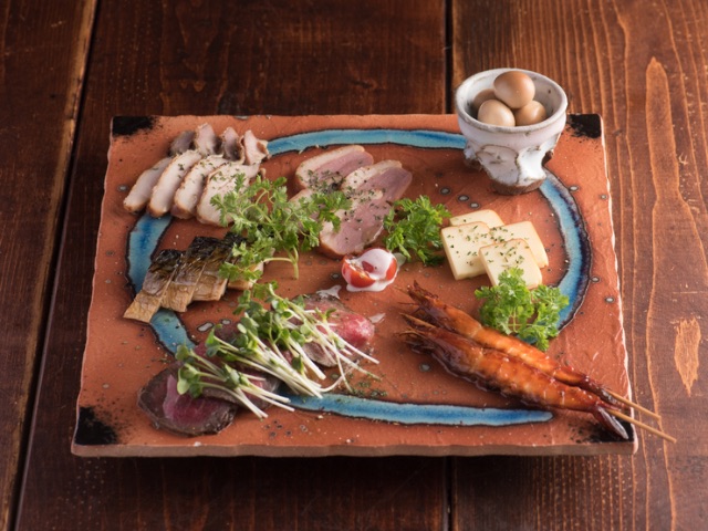 於小巷深處，品味薰制與香辛料美食 