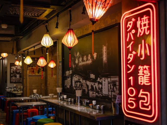 The restaurant is filled with an Asian atmosphere reminiscent of a"Taiwanese night market"