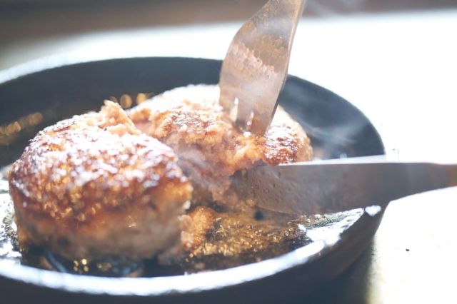 10. WITH THE STYLE ステーキハウス「Medium Rare」