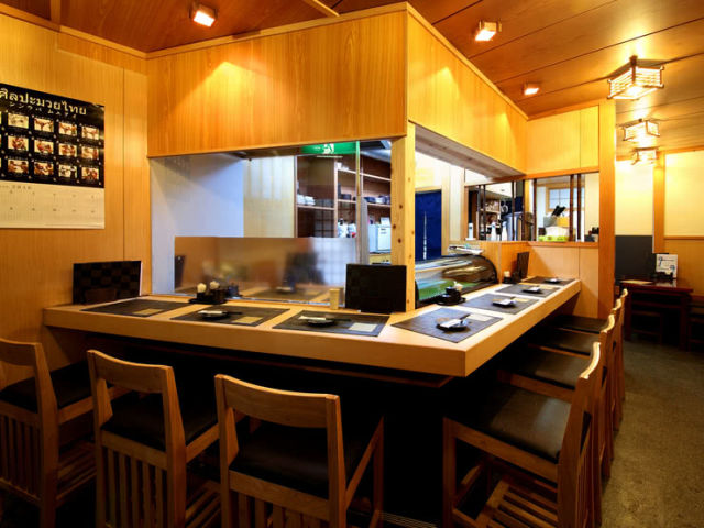 우에노에서 맛있는 신선한 치킨 요리를 제공하는 12 이자카야