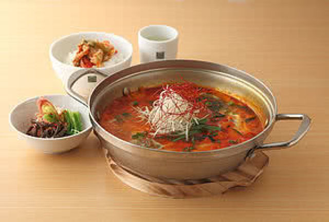 추운 겨울에 방문하기 좋은 나라의 13개 맛있는 핫팟 레스토랑