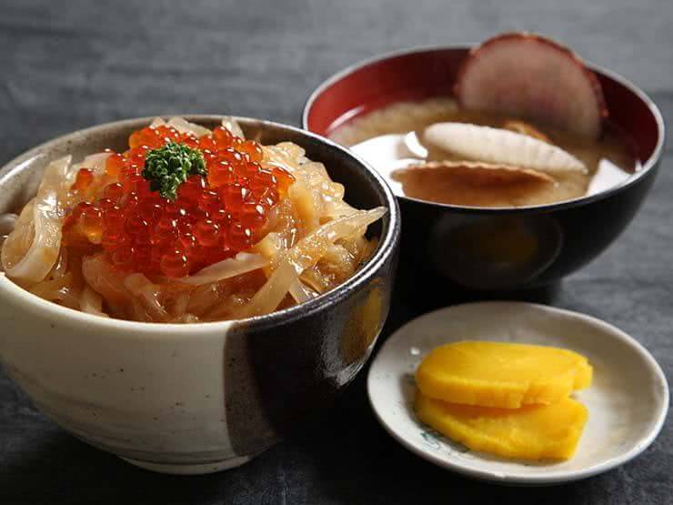 하코다테, 오징어 수도에서 맛있고 신선하게 잡은 오징어를 제공하는 레스토랑