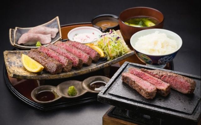 1. 新宿亭 大阪梅田 清真和牛 烤肉 牛排 炸牛排餐廳