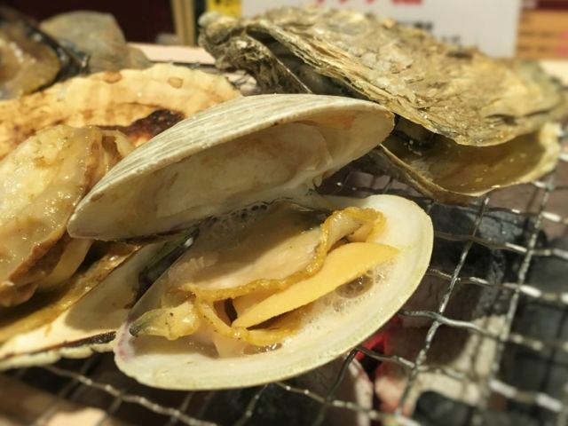 Charcoal-Grilled Seafood Marukita Suisan 요리
