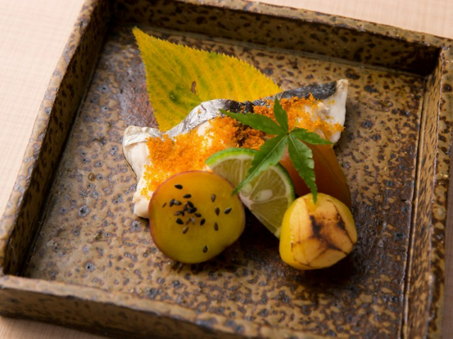 9 道菜的菜單採用精心挑選的食材，讓您盡情享受日本料理的魅力。