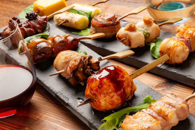 Charcoal-Grilled Chicken and Wine Ajito 요리