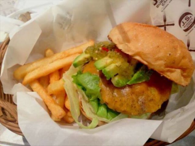 9. J.S. BURGERS CAFE 新宿站
