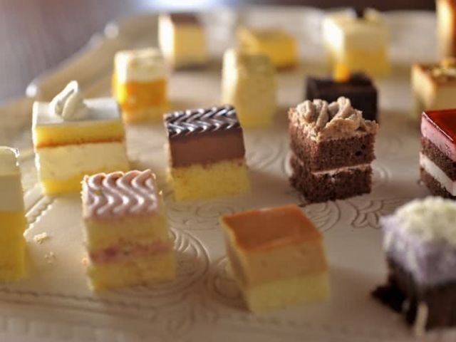 3. & sweets! sweets! buffet! Alice