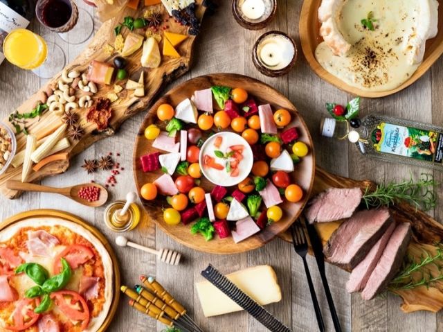 Raclette Cheese &amp; Meat in Private Rooms with Night Views -TENKU NO KAKOI- 신주쿠 Higashiguchi Ekimae 지점 요리