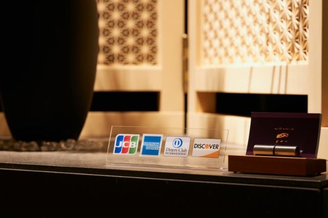 [Sushi & 바 yon]에서 예약을 확정하는 마지막 단계를 밟다