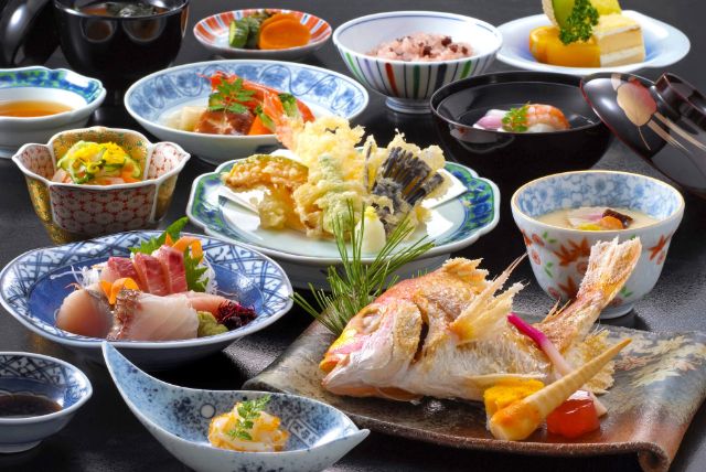 "Ryotei"와 "kappo"는 전통 일식 요리를 제공합니다