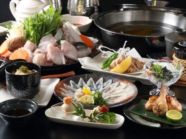 Indulge in a luxurious time with carefully selected Japanese sake and dishes featuring fresh blowfish and live crab.