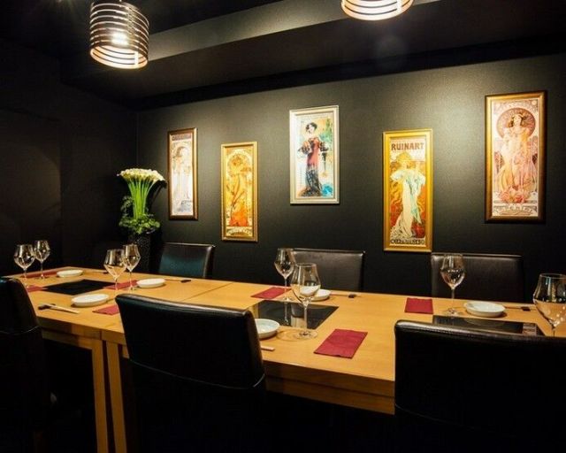 一家預約困難的餐廳，您可以在私人包廂中品嚐松阪牛、神戶牛和宮崎牛。