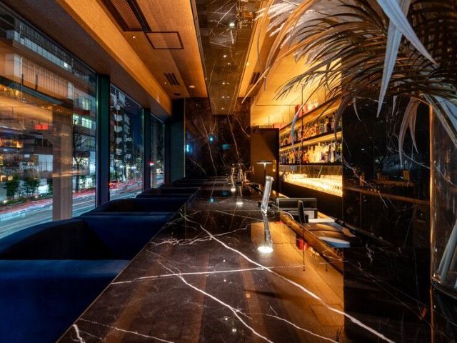 一家酒吧，您可以在豪華的氛圍中品嚐美酒。