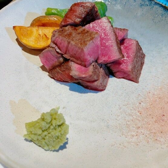 一家大眾居酒屋，可以品嚐到日本各地的名物料理。